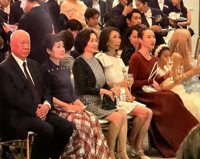 Bà Hà Siêu Quỳnh không đến cho có mà ngồi dự ở hàng ghế đầu, bên cạnh nhiều vị khách có ảnh hưởng lớn thuộc giới chính trị, kinh doanh, giúp tiếp khách trong suốt bữa tiệc.
