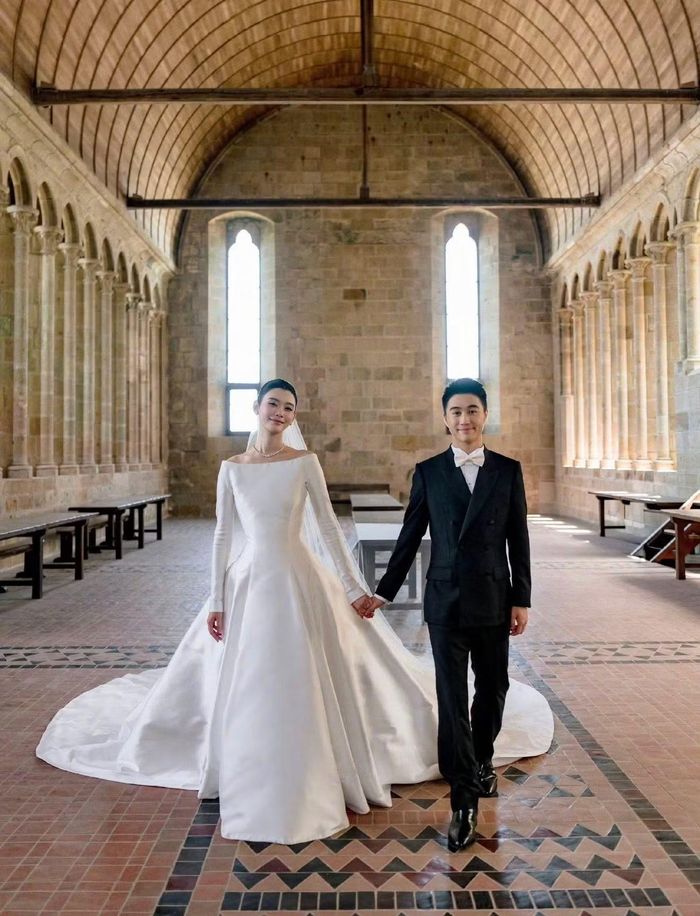 Hề Mộng Dao và Hà Du Quân mặc lại đồ cưới trong tiệc cảm ơn. Nữ siêu mẫu giữ nguyên kiểu tóc, đổi bộ trang sức và bỏ đi phần voan dài.