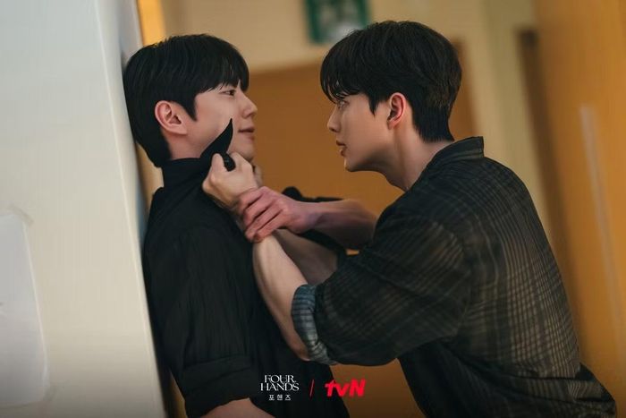 Kang Pio (Song Kang) và Choi Jeong Yo (Lee Jun Young) là đối thủ, là bạn bè, là người thấu hiểu đối phương nhất và là người "chữa lành" cho nhau.