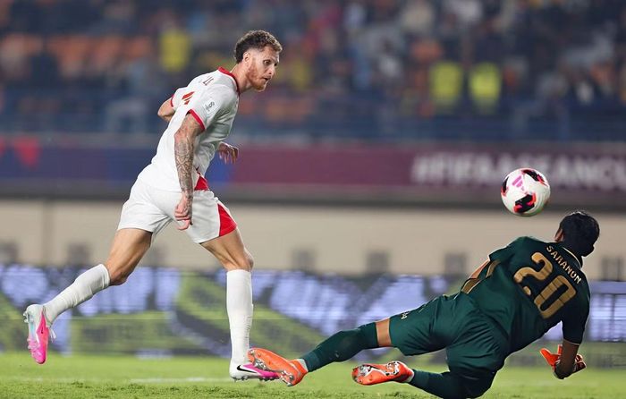 Pha bóng phạm lỗi việt vị đáng tiếc của Tài Lộc. (Ảnh: Getty Images)