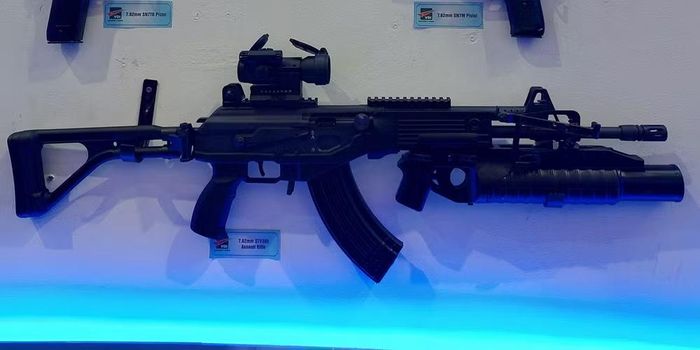 Một đặc điểm đáng chú ý trong thiết kế chính là khả năng mở nòng súng sang ngang, cho phép nạp đạn có chiều dài vượt quá tiêu chuẩn của một số súng phóng lựu có nòng mở theo chiều dọc.