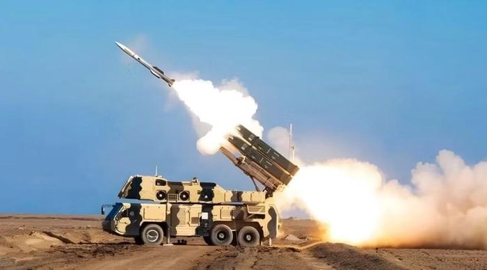 NBC News không xác định mẫu tên lửa Iran được sử dụng trong vụ tấn công. Tehran sở hữu nhiều loại tên lửa hành trình chống hạm, từ vũ khí chiến thuật tầm ngắn đến những hệ thống có tầm hoạt động hàng trăm, thậm chí khoảng 1.000 km.