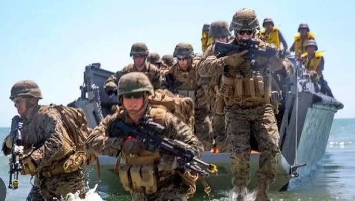 8 quân nhân gồm một sĩ quan và 7 quân nhân chuyên nghiệp. Họ không bị thương nghiêm trọng nhưng gặp tình trạng ngạt khói và có các triệu chứng được cho là phù hợp với chấn động não. Tất cả sau đó đã trở lại làm nhiệm vụ.