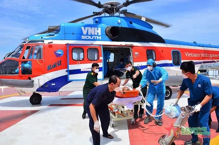 Cảnh cấp cứu đường không bằng trực thăng trên nóc tòa nhà Viện Chấn thương Chỉnh hình - Bệnh viện Quân y 175. Bên cạnh chức năng của một trung tâm y học quân sự tuyến cuối, Bệnh viện Quân y 175 trực tiếp tham gia chăm sóc sức khỏe nhân dân, chuyển giao kỹ thuật và ứng phó các tình huống khẩn cấp. (Ảnh Báo Quân đội Nhân dân)