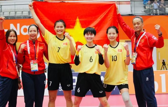 Tuyển cầu mây ăn mừng huy chương Vàng đôi nữ ASIAD 2026 (Ảnh: Bùi Lượng)