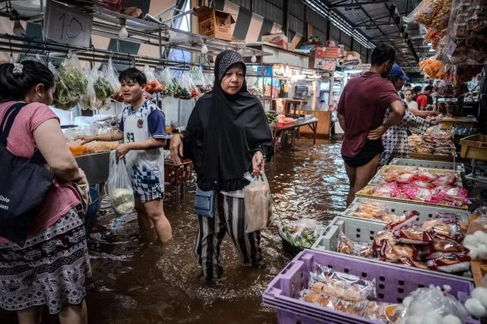 Khu chợ ở Klong Toei ngập trong nước
