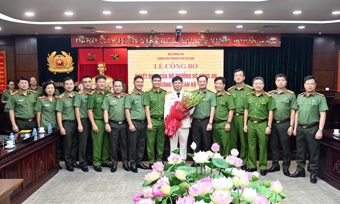 Chỉ huy các phòng nghiệp vụ CATP tặng hoa chúc mừng Đại tá Trần Văn Quang