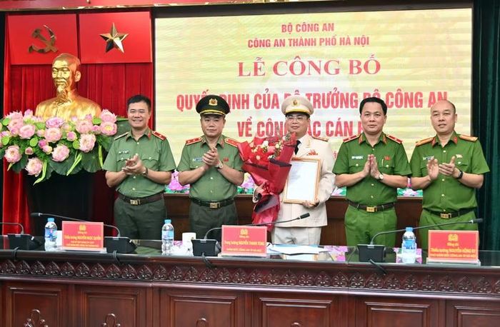 Các đồng chí trong Đảng ủy, Ban Giám đốc CATP chúc mừng Đại tá Trần Văn Quang