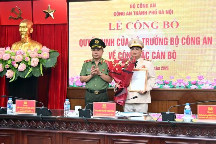 Trung tướng Nguyễn Thanh Tùng, Giám đốc CATP tặng hoa chúc mừng Đại tá Trần Văn Quang