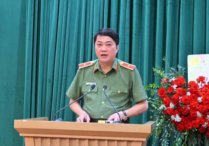 Thiếu tướng Nguyễn Viết Giang, Cục trưởng Cục xây dựng phong trào bảo vệ ANTQ điều hành tham luận