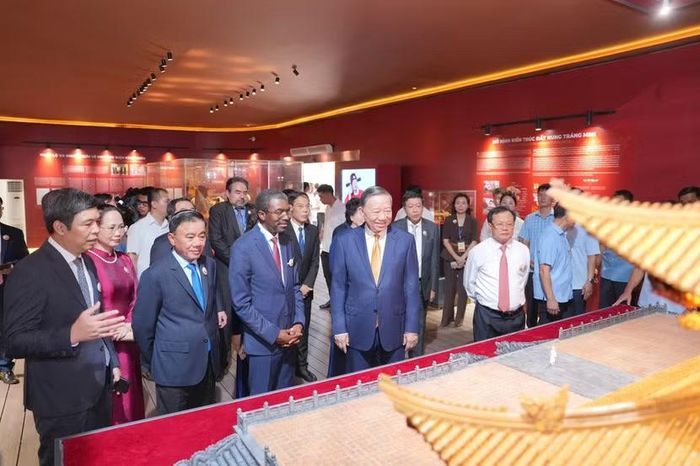 Tổng Bí thư, Chủ tịch nước Tô Lâm cùng các đại biểu tham quan khu trưng bày tại Di sản Hoàng thành Thăng Long tại ﻿lễ khởi công Dự án