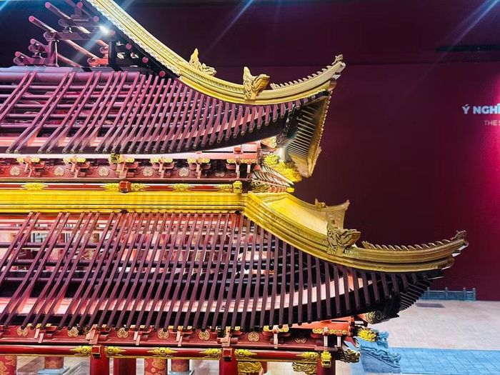 Trong không gian ấy, Điện Kính Thiên giữ vị trí đặc biệt: là trung tâm của Cấm thành Thăng Long, nơi các hoàng đế cử hành nghi lễ thiết triều và tiến hành những hoạt động chính trị, ngoại giao quan trọng của nhà nước. Công trình là biểu tượng của quyền lực hoàng gia, đồng thời lưu giữ dấu ấn về lịch sử quốc gia Đại Việt.