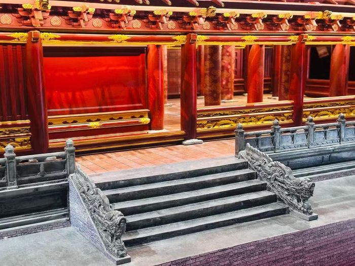 Mô hình Chính điện Kính Thiên tại Trưng bày tính xác thực về phục dựng Điện Kính Thiên và không gian Điện Kính Thiên