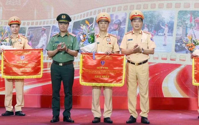 Thiếu tướng Nguyễn Ngọc Quyền trao giải cho các đội thi