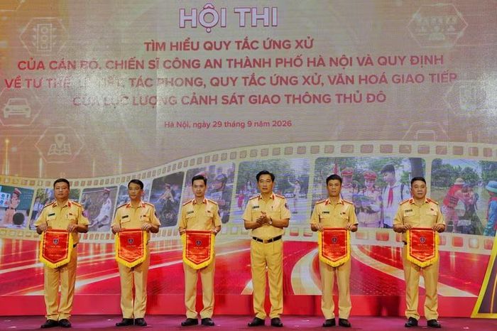 Tặng cờ lưu niệm cho 5 đội thi