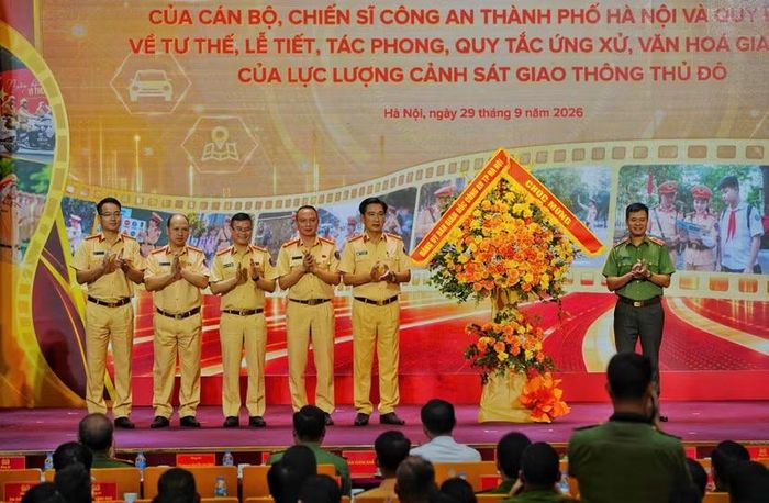 Thiếu tướng Nguyễn Ngọc Quyền - Phó Bí thư Đảng ủy, Phó Giám đốc CATP tặng hoa Hội thi