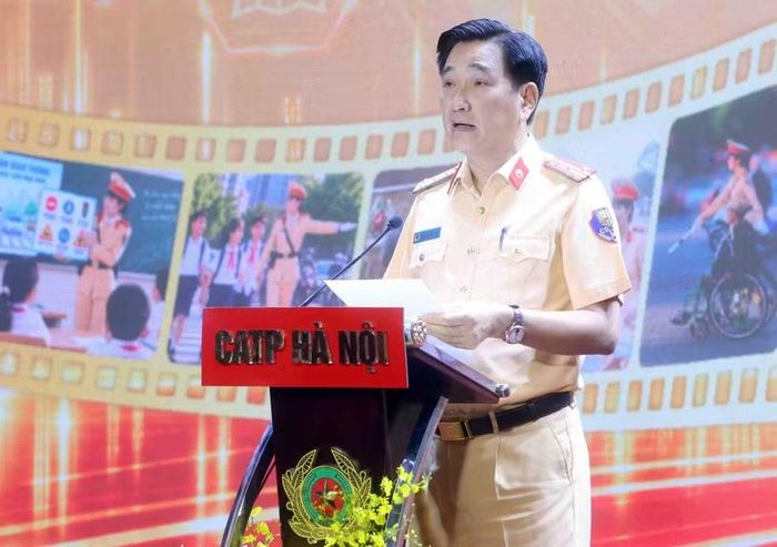 Đại tá Trần Đình Nghĩa - Trưởng Phòng CSGT nhấn mạnh ý nghĩa thiết thực của Hội thi trong việc nâng cao nhận thức, ý thức trách nhiệm và tinh thần phục vụ nhân dân của mỗi cán bộ, chiến sĩ