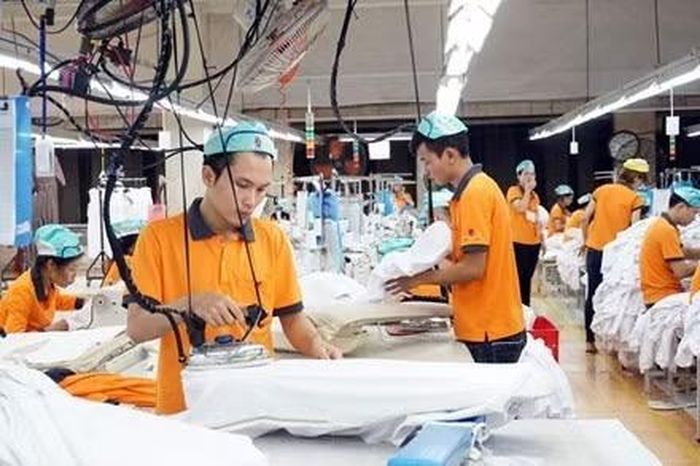 Công nhân may đang làm việc trong một nhà máy tại tỉnh Hưng Yên. Ảnh: H.N