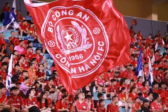 Cổ động viên Công an Hà Nội trên sân vận động Hàng Đẫy ở mùa giải 2025/2026