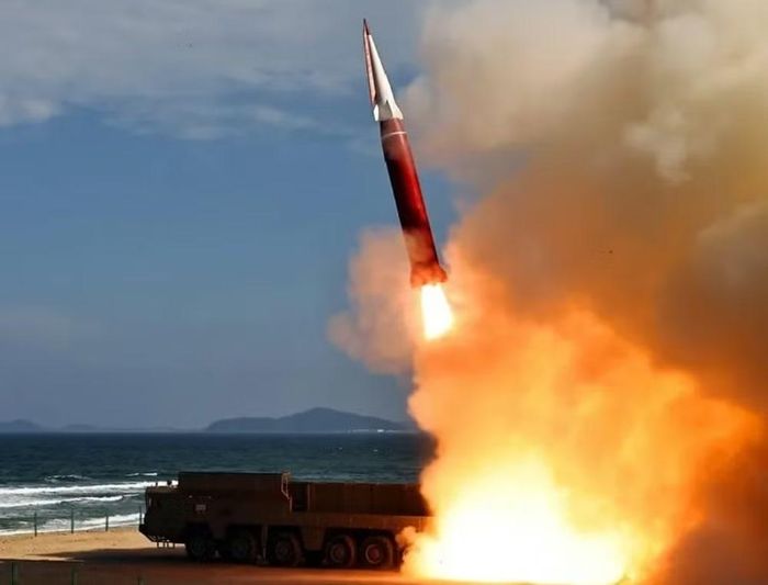 Triều Tiên vừa công bố hình ảnh vụ thử tên lửa Hwasongpho-11Ma-1, cho thấy nước này đang tiếp tục phát triển dòng tên lửa đạn đạo tầm ngắn Hwasong-11 theo hướng tăng khả năng cơ động và khó đánh chặn.