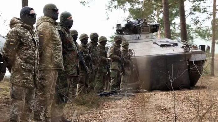Chính phủ Ukraine đang kết hợp nhiều phương án nhằm duy trì hoạt động của mạng lưới liên lạc. Một trong những giải pháp là phân tán các thành phần quan trọng tới nhiều địa điểm, đồng thời sử dụng kết hợp cơ sở hạ tầng trong nước và nước ngoài.