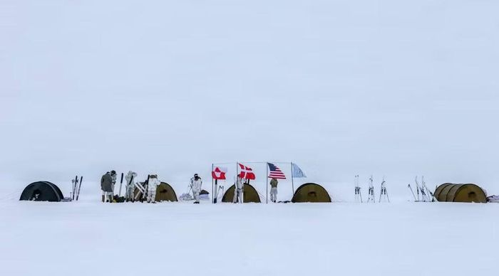 Hiện khu vực này chỉ có vài chục cư dân. Mestersvig nằm ở phía đông bắc Greenland và hiện được sử dụng bởi Đội tuần tra Sirius của Đan Mạch, đơn vị chịu trách nhiệm duy trì sự hiện diện của Copenhagen tại khu vực hẻo lánh này.