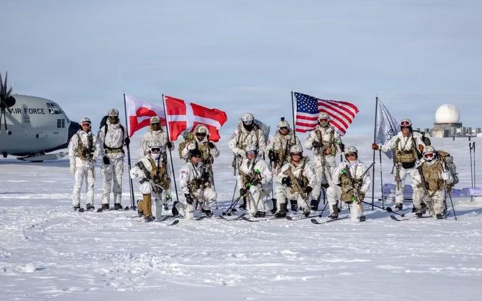 Vị trí địa lý khiến Greenland trở thành điểm quan sát quan trọng đối với Bắc Mỹ và Bắc Đại Tây Dương. Hòn đảo nằm giữa Bắc Mỹ và châu Âu, gần các tuyến tiếp cận từ Bắc Cực xuống Đại Tây Dương.