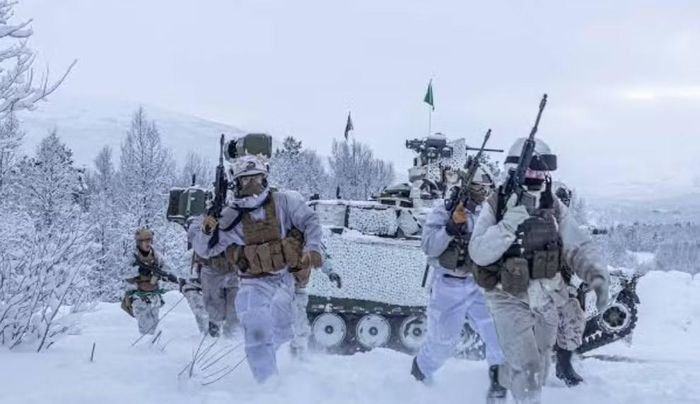 Các chuyên gia được South China Morning Post dẫn lời cho rằng việc Mỹ tăng hiện diện tại Greenland có thể tạo ra một "hàng rào" quân sự và chính trị nhằm hạn chế khả năng Nga hoặc Trung Quốc mở rộng hoạt động tại khu vực.