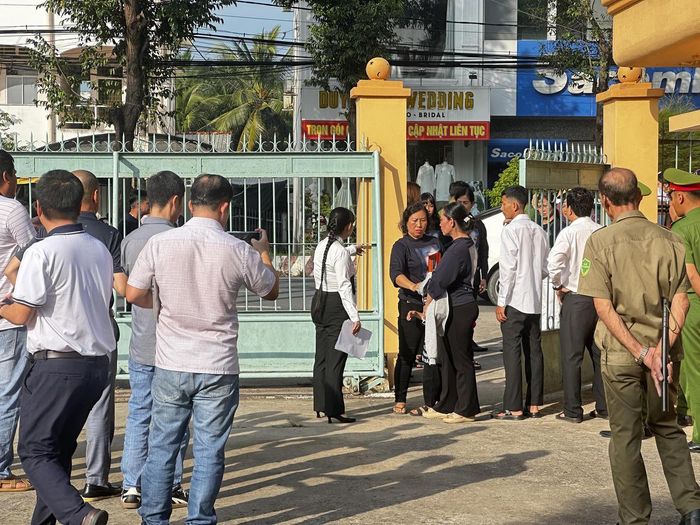 Rất đông phóng viên các cơ quan báo chí đến dự, đưa tin phiên toà. (Ảnh: Trung Ngãi).