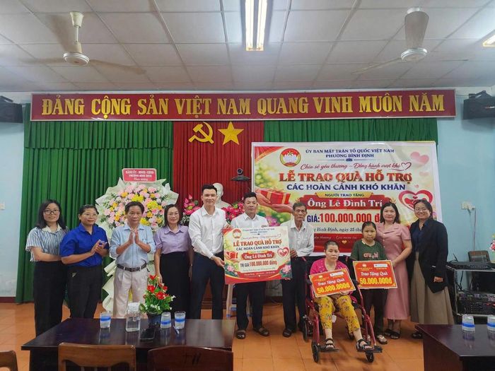 Ủy ban MTTQ Việt Nam phường Bình Định trao hỗ trợ đột xuất cho các trường hợp khó khăn, mắc bệnh nặng. Ảnh: MT.
