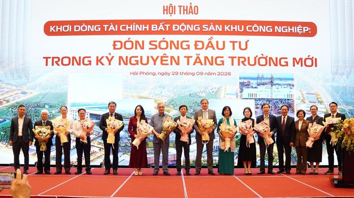 Đại diện BTC tặng hoa cho các đơn vị, doanh nghiệp tham dự hội thảo. Ảnh: NK.