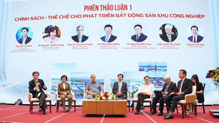 Phiên thảo luận về chính sách, thể chế cho phát triển bất động sản trong KCN. Ảnh:NK.
