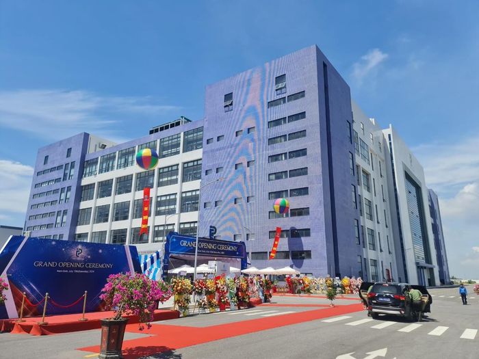 Nhà máy dệt, vốn đầu tư 203 triệu USD do Công ty TNHH Top Textiles (Nhật Bản) làm chủ đầu tư trong Khu công nghiệp Rạng Đông, nằm trong Khu kinh tế Ninh Cơ (Ninh Bình) đã đi vào hoạt động. Ảnh: Nam Dương