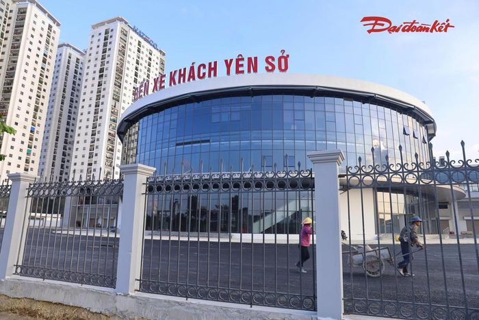 Bến xe Yên Sở được xây dựng tại khu vực cửa ngõ phía Nam Hà Nội, nằm trên tuyến Vành đai 3. Vị trí này tạo điều kiện kết nối với các tỉnh phía Nam và khu vực Bắc Trung Bộ.