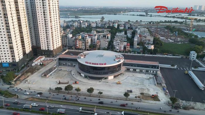 Tòa nhà chính của bến xe có diện tích khoảng 2.000 m2. Tầng 1 được bố trí khu vực bán vé và showroom, trong khi tầng 2 có các khu vực kinh doanh đồ ăn nhanh. Phần mặt ngoài công trình được lắp kính cường lực.