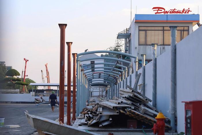 Các khu vực đỗ xe, đường nội bộ và lối lên xuống cũng được hoàn thiện để phục vụ việc đón, trả khách khi bến xe chính thức hoạt động.