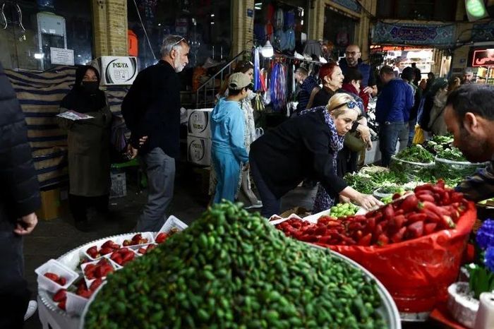  Kinh tế Iran thu hẹp mạnh trong những tháng đầu chiến sự. Ảnh: Reuters. 