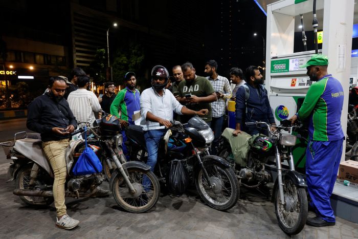  Người dân chờ đổ xăng cho xe máy tại một trạm xăng tại Karachi (Pakistan) ngày 17/9. Ảnh: Reuters. 