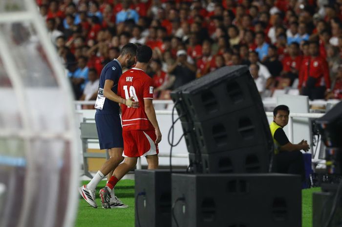  Thom Haye rời sân sau tấm thẻ đỏ ở phút 37 trận Indonesia hòa Malaysia 0-0. Ảnh: Minh Chiến. 