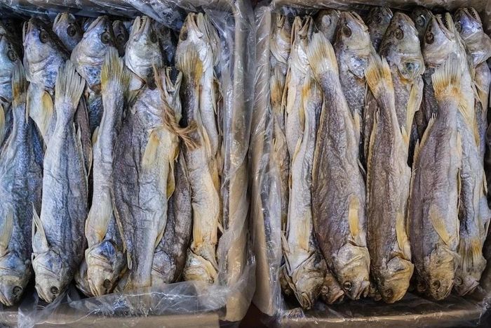  Thịt, cá ướp muối nếu sử dụng thường xuyên có thể làm tăng lượng muối trong khẩu phần và liên quan đến nguy cơ ung thư dạ dày. Ảnh: Shutterstock.