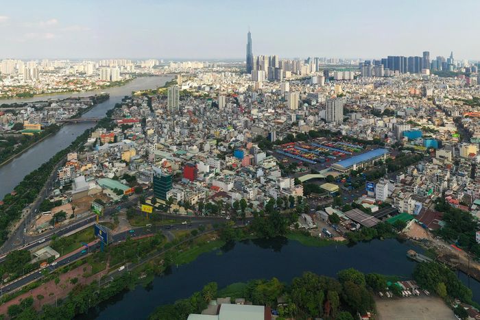 Bên cạnh Ung Văn Khiêm, nhiều tuyến đường và nút giao lân cận như Quốc Lộ 13, trục Hàng Xanh - Bình Triệu cũng nằm trong kế hoạch đầu tư, nâng cấp hạ tầng của TP.HCM. Hướng đến tăng khả năng kết nối và giảm áp lực giao thông tại cửa ngõ phía Đông Bắc thành phố.