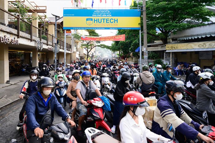 Tuyến đường nằm gần nhiều trường đại học như HUTECH, Đại học Ngoại thương, Đại học Giao thông vận tải và các trường trong khu vực. Tuyến đường vì thế cũng là cung đường quen thuộc của đông sinh viên mỗi ngày.