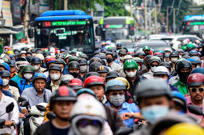 Từ Ung Văn Khiêm, phương tiện có thể kết nối với Xô Viết Nghệ Tĩnh, quốc lộ 13, Nguyễn Xí, Đinh Bộ Lĩnh, Điện Biên Phủ và Nguyễn Hữu Cảnh. Đây cũng là một trong những nguyên nhân khiến lưu lượng xe trên tuyến khá lớn.