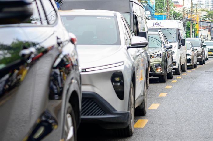Vào những thời điểm đông phương tiện, khoảng không dành cho xe lưu thông nhanh chóng bị thu hẹp. Xe máy, ôtô cùng các phương tiện ra vào những tuyến đường kết nối khiến giao thông trên Ung Văn Khiêm thường xuyên chịu áp lực lớn.
