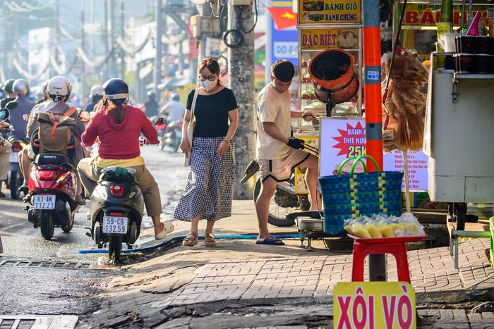Vỉa hè trên tuyến đường này có những đoạn khá hẹp, trong khi phía trong là nhà dân và hàng quán. Người đi bộ phải chia sẻ không gian với các hoạt động buôn bán và phương tiện ra vào.