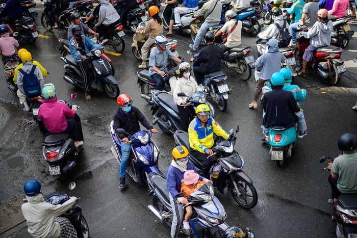 Tại các điểm giao với những tuyến đường lớn, lượng phương tiện đổ về Ung Văn Khiêm tăng cao. Dòng xe từ nhiều hướng cùng nhập vào tuyến đường tạo nên áp lực giao thông rõ rệt, nhất là vào các khung giờ đông người đi làm, đi học.