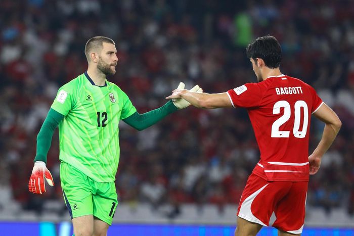  Maarten Paes đang là thủ môn số hai của CLB số một Hà Lan Ajax. Anh từng khoác áo các đội tuyển trẻ Hà Lan trước khi nhập tịch Indonesia hồi năm 2024. Maarten Paes đã có nhiều mùa giải chơi ở giải vô địch quốc gia Hà Lan và Mỹ. Anh đang được định giá 2 triệu euro. 