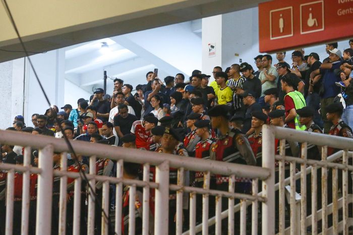  Cảnh sát lập rào chắn, ngăn cổ động viên Malaysia rời sân để tránh hai nhóm CĐV chạm trán trực tiếp nhau. Ảnh: Minh Chiến. 