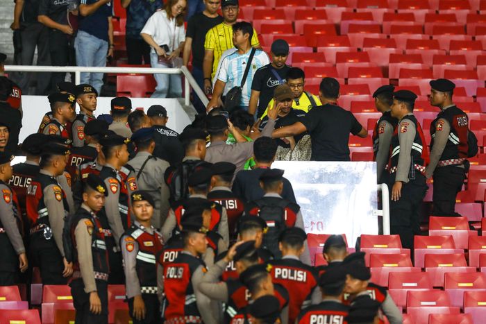  CĐV quá khích Indonesia gây hấn với người hâm mộ Malaysia suốt trong trận. Ảnh: Minh Chiến. 