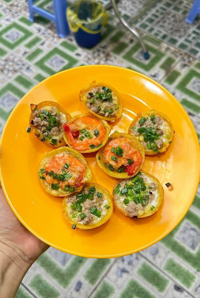Bánh xèo và bánh khọt ở quán được làm theo kiểu miền Tây.
